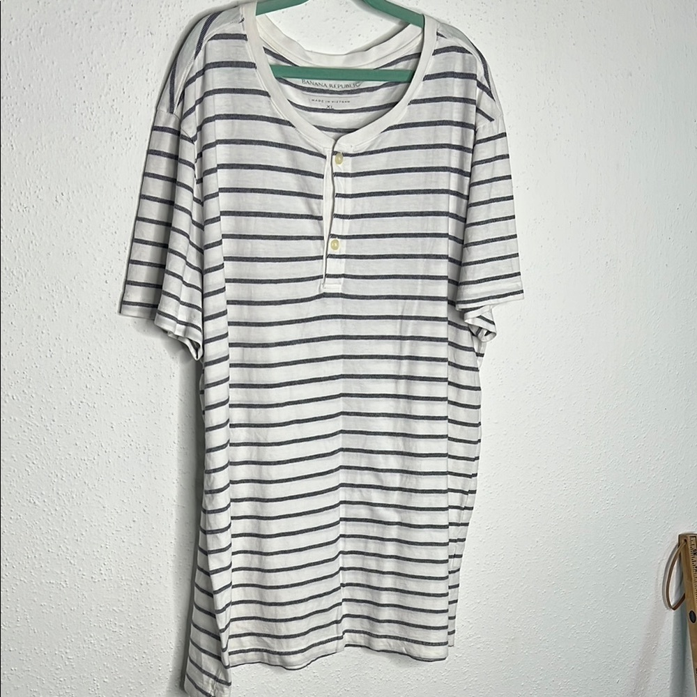 Banana Republic White and Blue Short Sleeve Tee Relaxed Fit